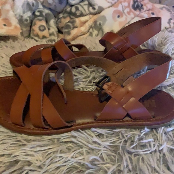 Brown strapped sandals - Picture 2 of 4